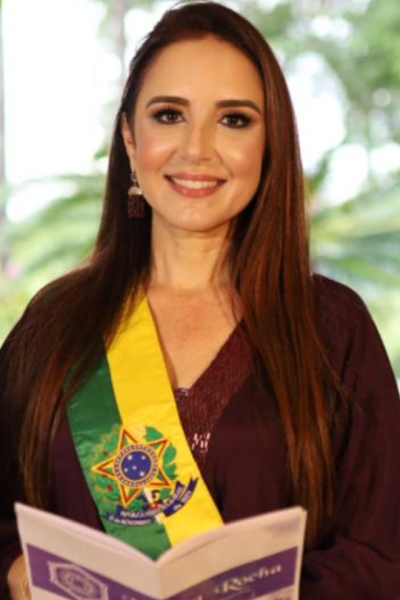 Luciana Rocha é celebrante sistêmica que entende e reúne competências globais para conduzir pessoas a viver celebrações mais felizes.
É bacharel em Direito, especialista em Direito Processual e servidora pública federal.
É juíza de paz em sua cidade natal. 
Venceu o PRÊMIO ZIWA (Zankyou International Wedding Awards) por 3 anos seguidos como a melhor celebrante em Brasília - DF.
É docente na Universidade do celebrante em SP com 3 conteúdos distintos (justiça de paz, etiqueta para celebrantes e homenagens póstumas).
Atua ainda como Produtora e Mestre de Cerimônias.